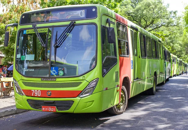 Ônibus estão parados na Praça da Bandeira