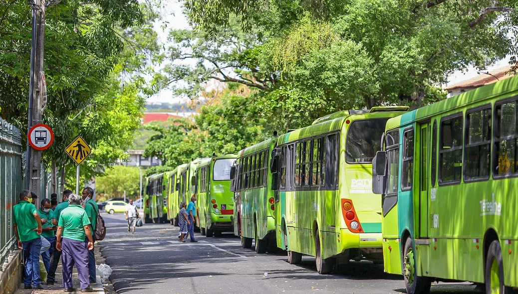 Ônibus paradas na Praça da Bandeira
