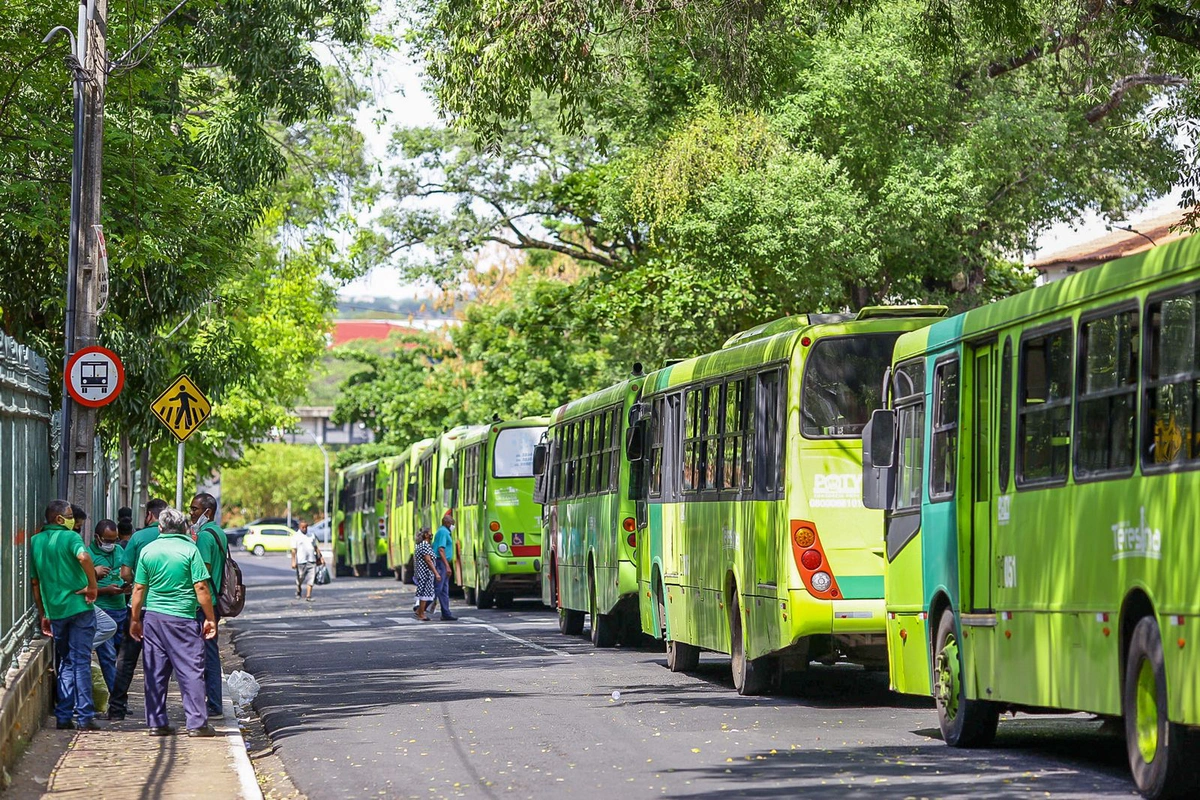 Ônibus paradas na Praça da Bandeira