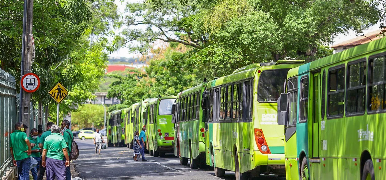 Ônibus paradas na Praça da Bandeira
