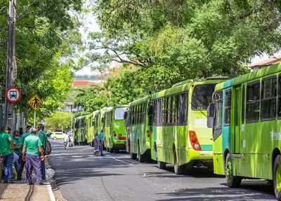 Ônibus paradas na Praça da Bandeira