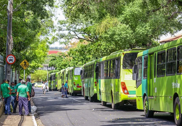 Ônibus paradas na Praça da Bandeira