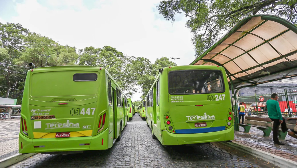 Ônibus parados durante greve em Teresina