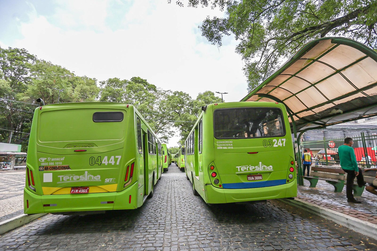 Ônibus parados durante greve em Teresina