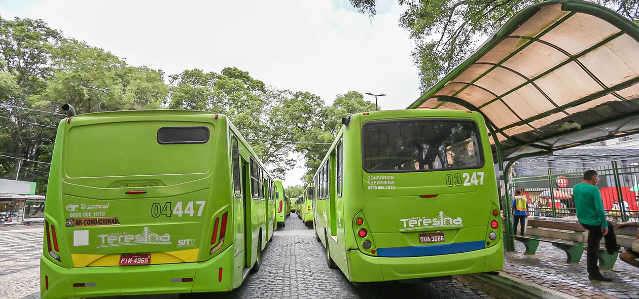 Ônibus parados durante greve em Teresina