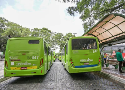 Ônibus parados durante greve em Teresina
