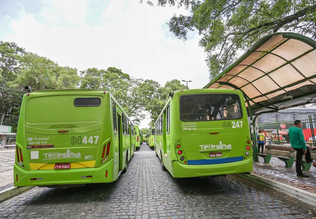 Ônibus parados durante greve em Teresina