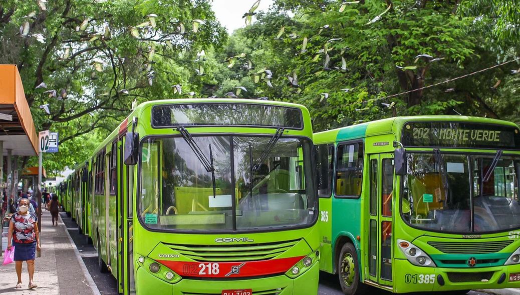 Ônibus parados na Praça da Bandeira