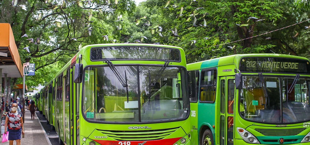 Ônibus parados na Praça da Bandeira