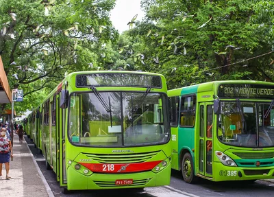 Ônibus parados na Praça da Bandeira