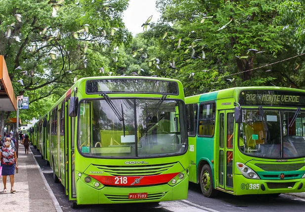 Ônibus parados na Praça da Bandeira