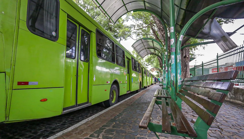 Ônibus parados na Praça Saraiva em Teresina
