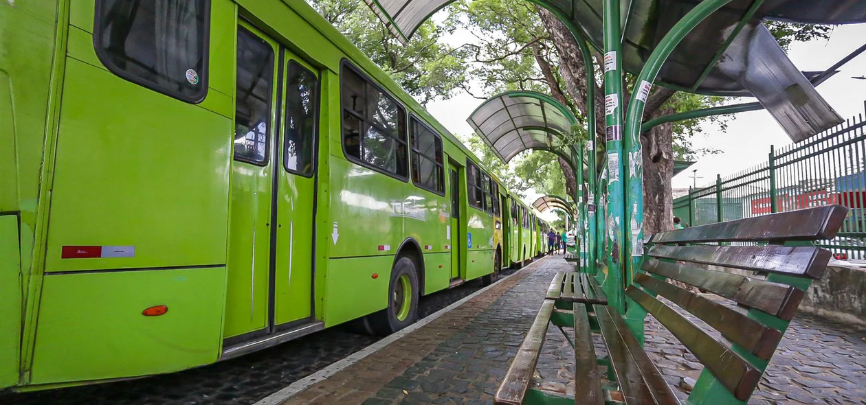 Ônibus parados na Praça Saraiva em Teresina
