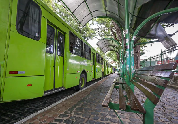 Ônibus parados na Praça Saraiva em Teresina