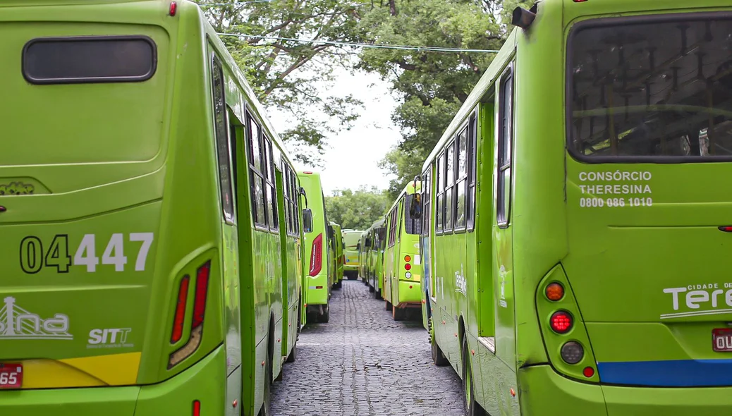 Ônibus pararam na Praça Saraiva e na Praça da Bandeira