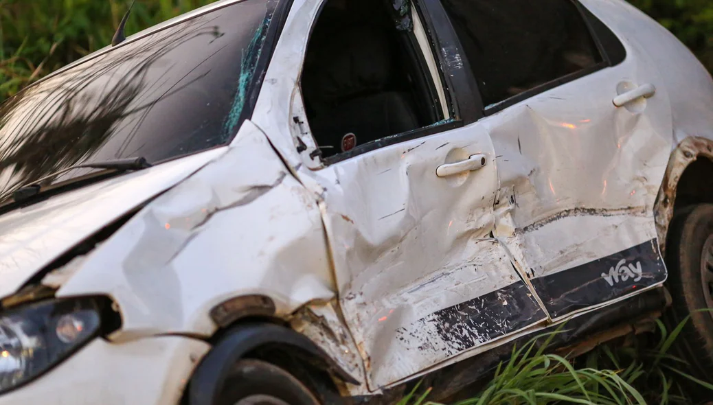 O carro ficou destruído