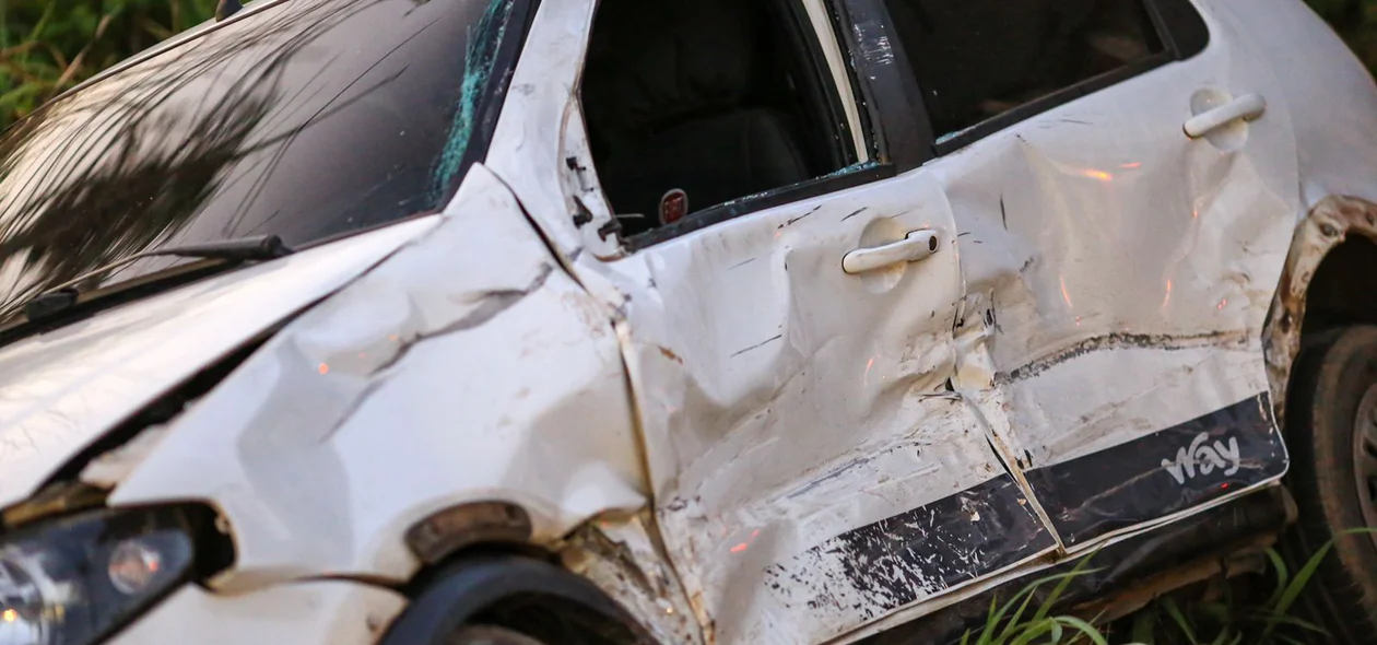 O carro ficou destruído