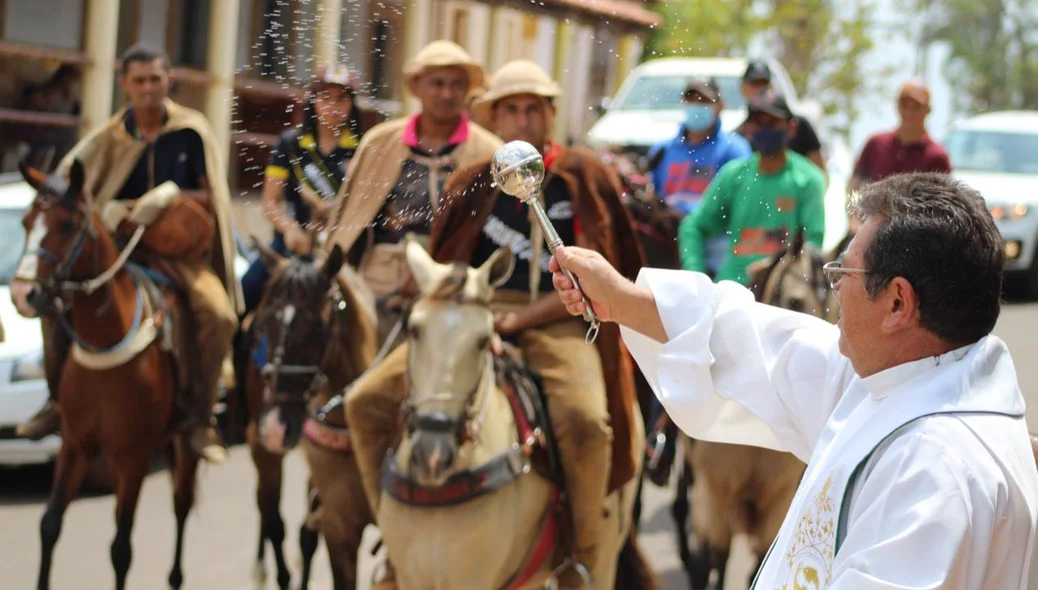 Padre abençoando os vaqueiros