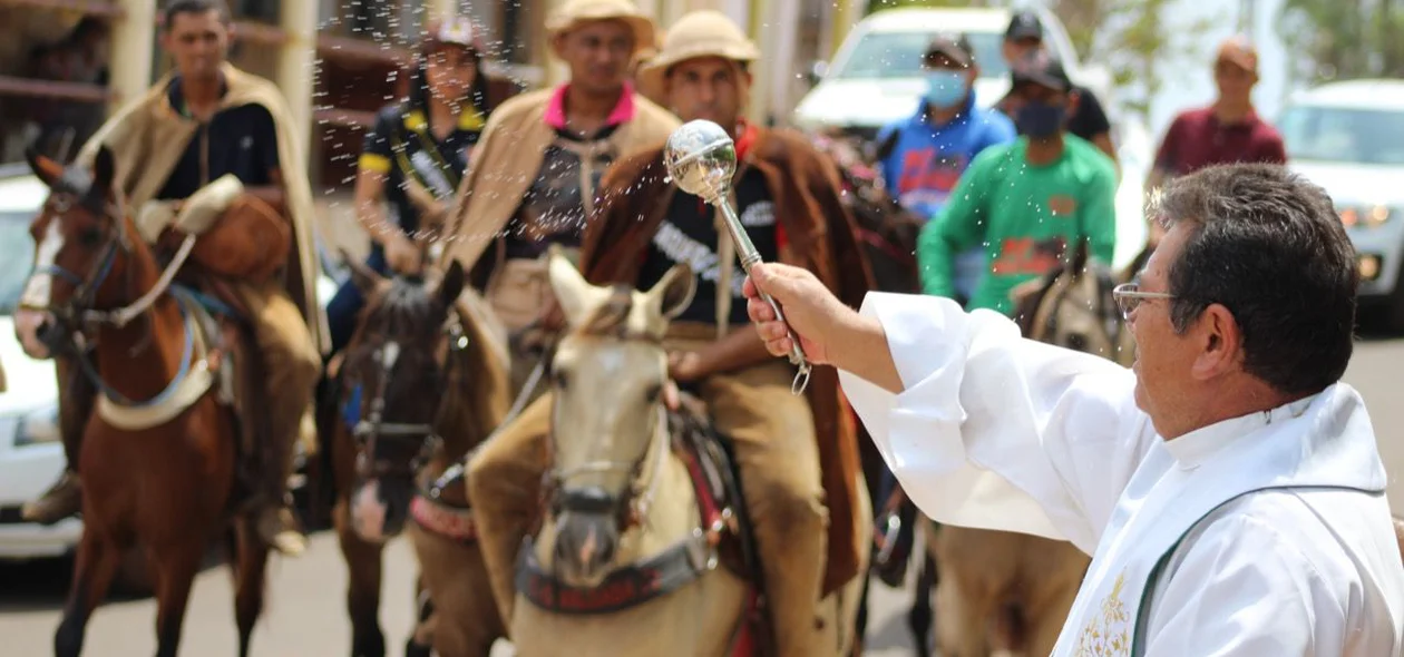 Padre abençoando os vaqueiros
