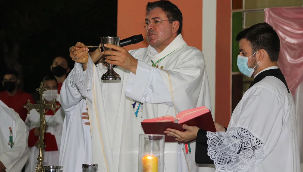 Padre celebra missa em homenagem a Nossa Senhora de Nazaré