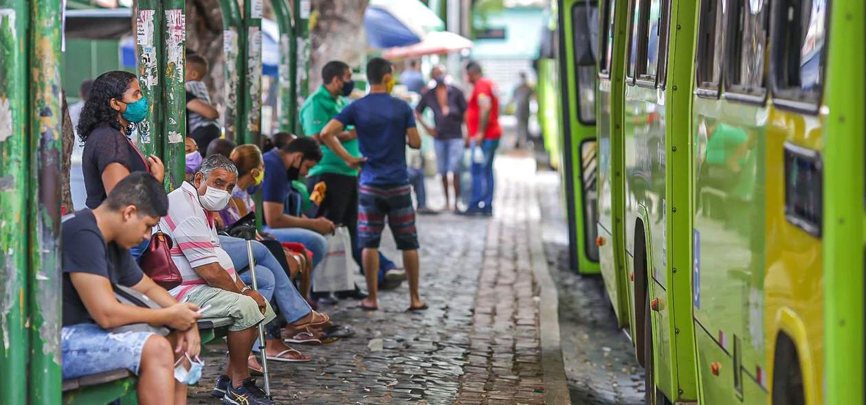 Passageiros ficam sem ônibus em Teresina