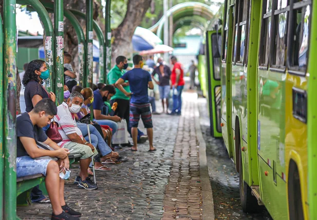 Passageiros ficam sem ônibus em Teresina