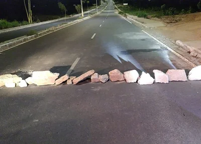 Pedras utilizadas para bloquear a avenida José Soares