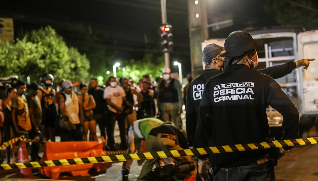 Perícia criminal fazendo os procedimentos