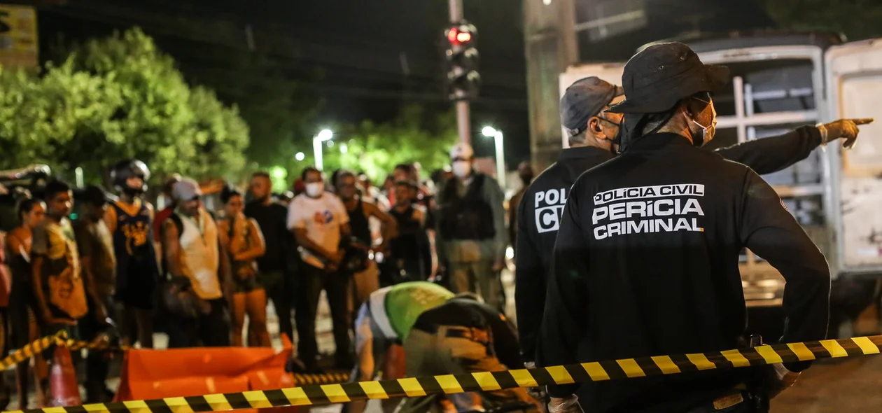 Perícia criminal fazendo os procedimentos