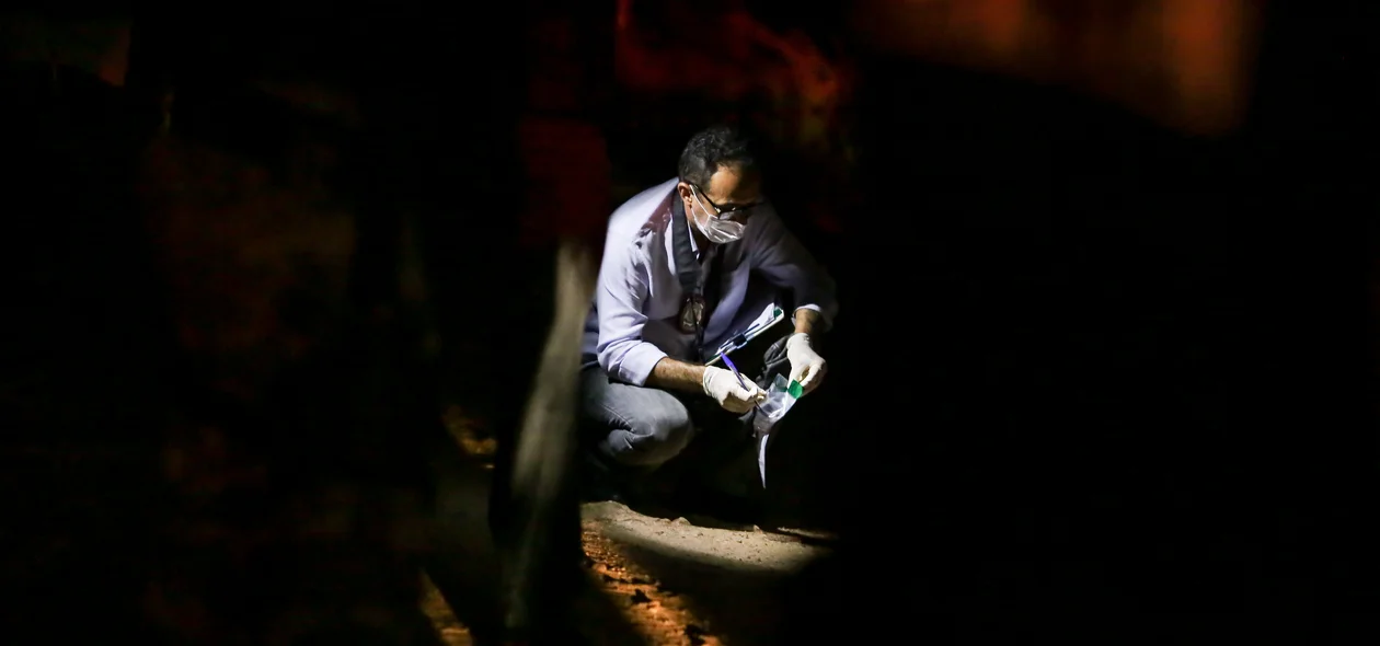 Pericia criminal recolhendo as cápsulas de bala