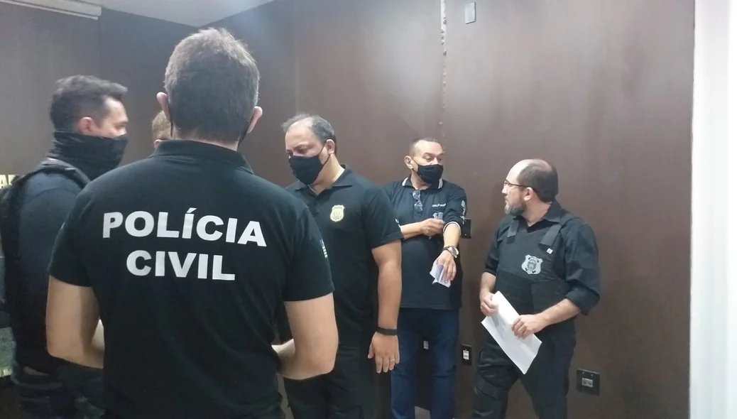 Policiais civis durante operação