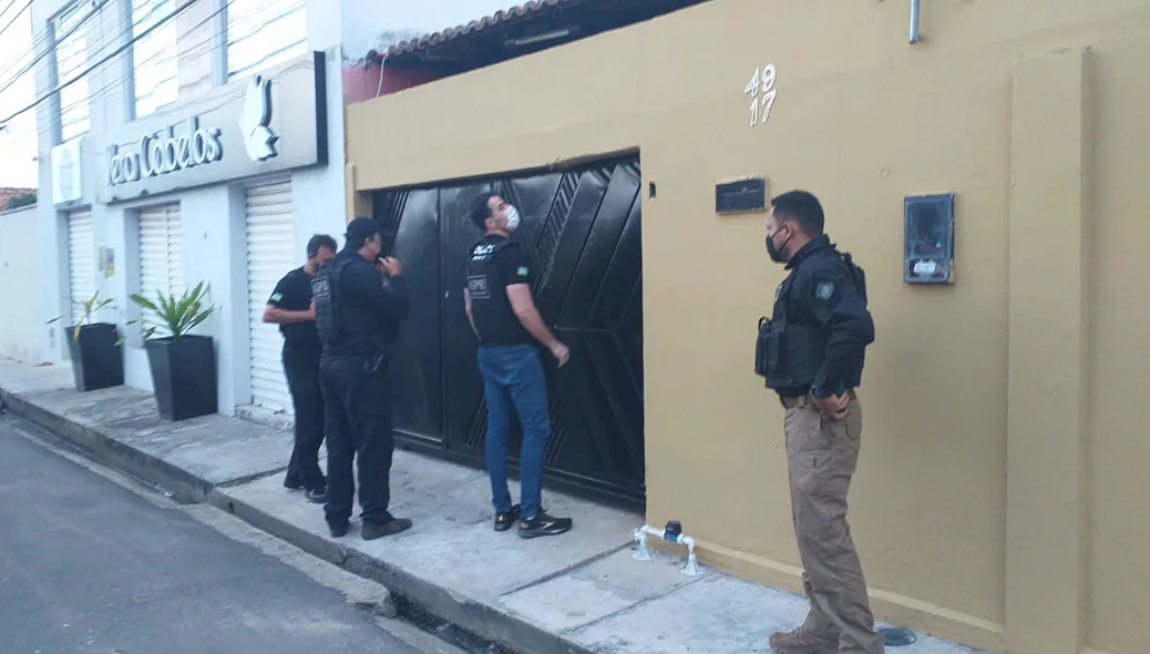 Policiais cumprem mandado de busca e apreensão em residência