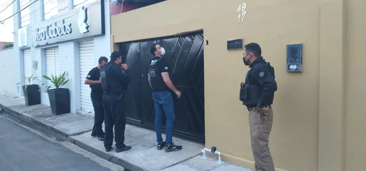 Policiais cumprem mandado de busca e apreensão em residência