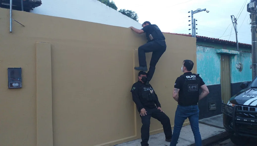 Policiais dando cumprimento a um mandado de busca e apreensão