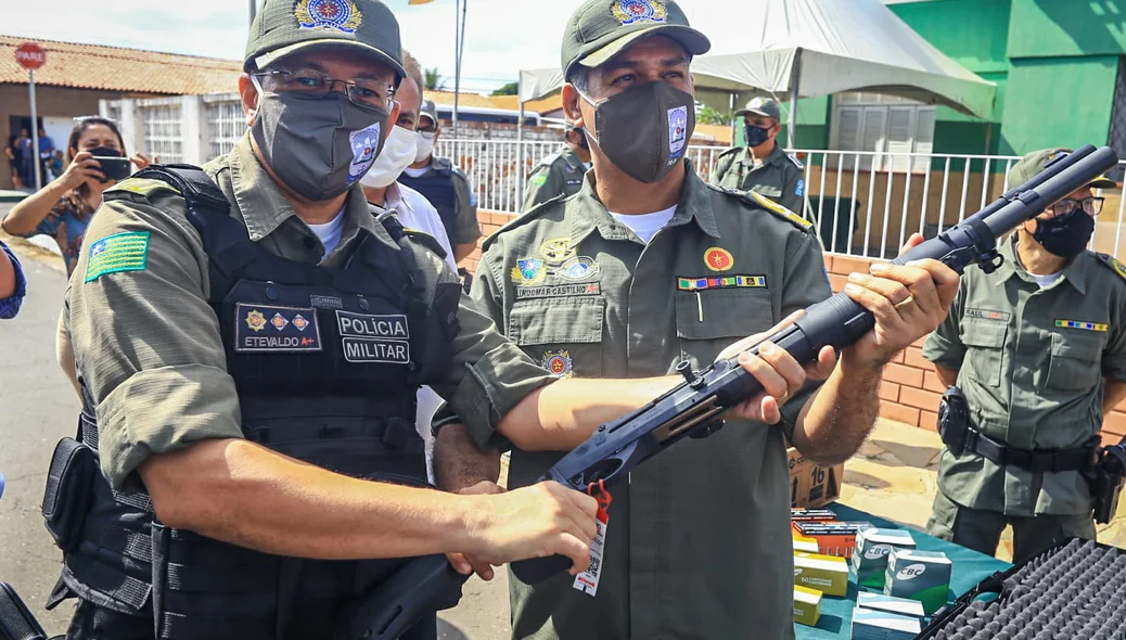 Policiais do 15º BPM recebem armas