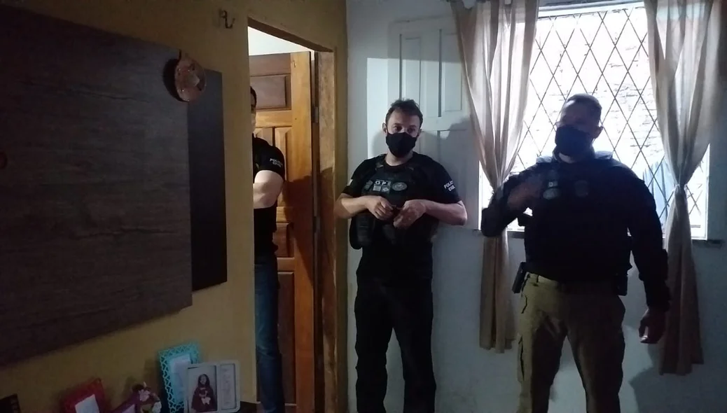 Policiais na Operação Cerco Fechado V