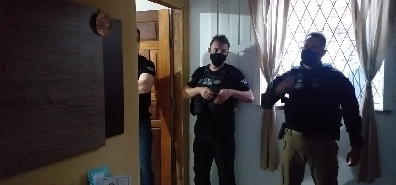 Policiais na Operação Cerco Fechado V