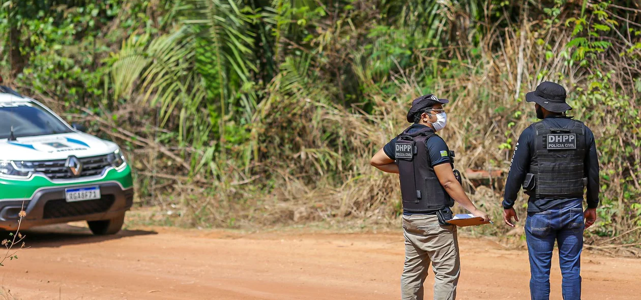 Policiais no local do crime