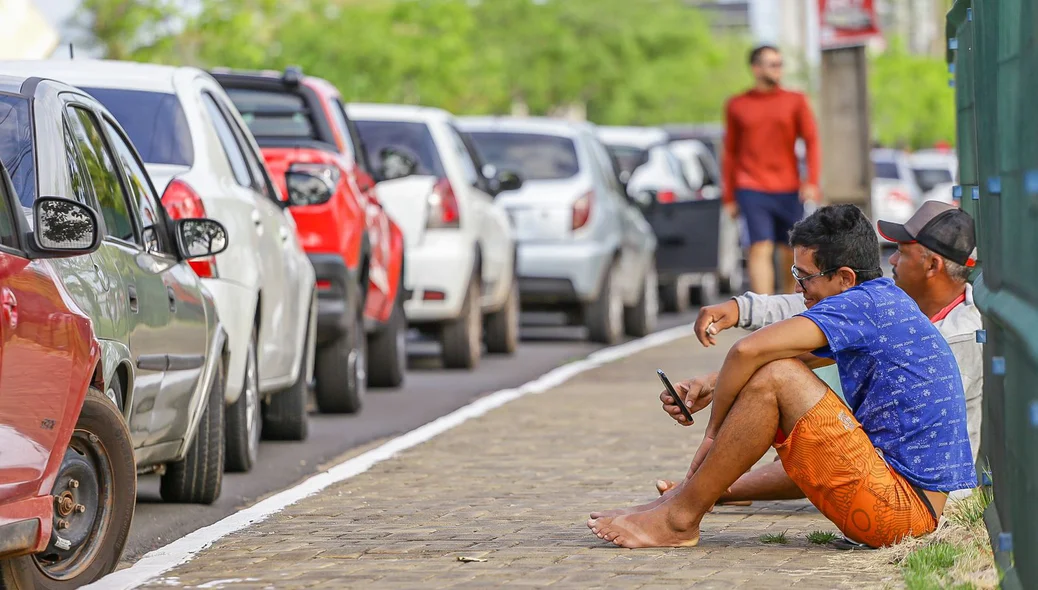 População aguarda a vez para abastecer
