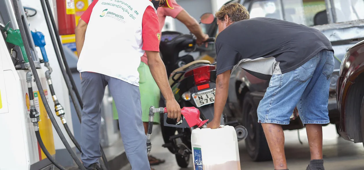 População levou galões para abastecer com gasolina