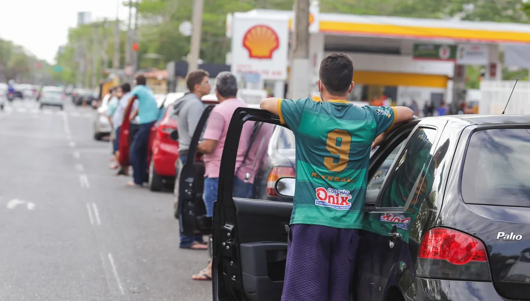 População tenta abastecer no Posto Shell