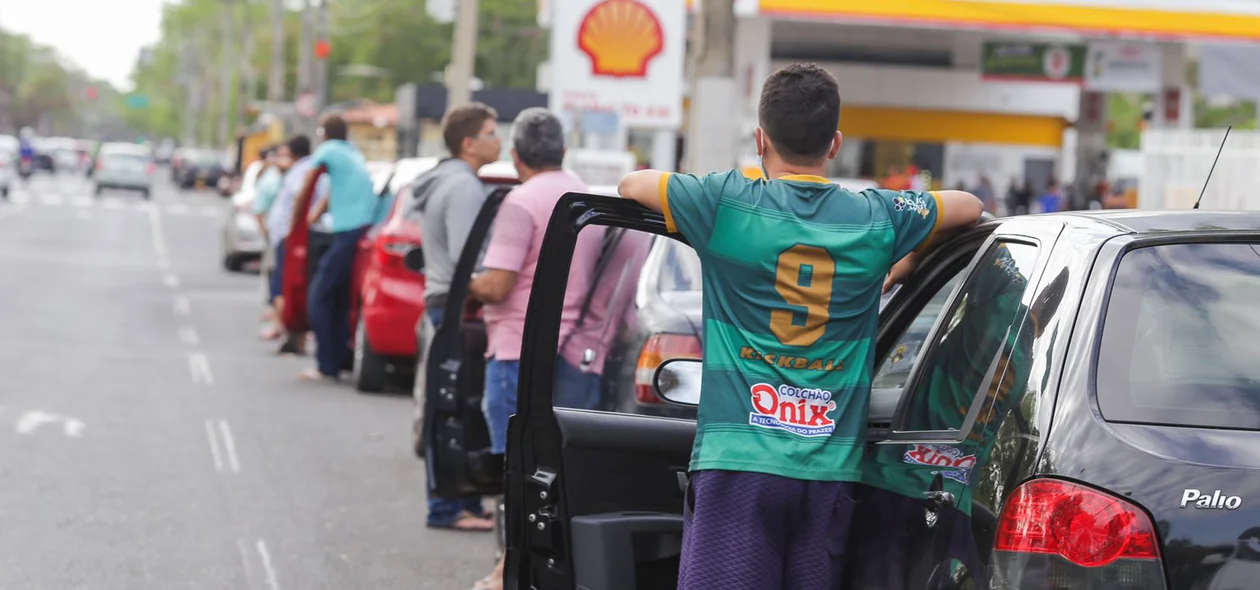 População tenta abastecer no Posto Shell