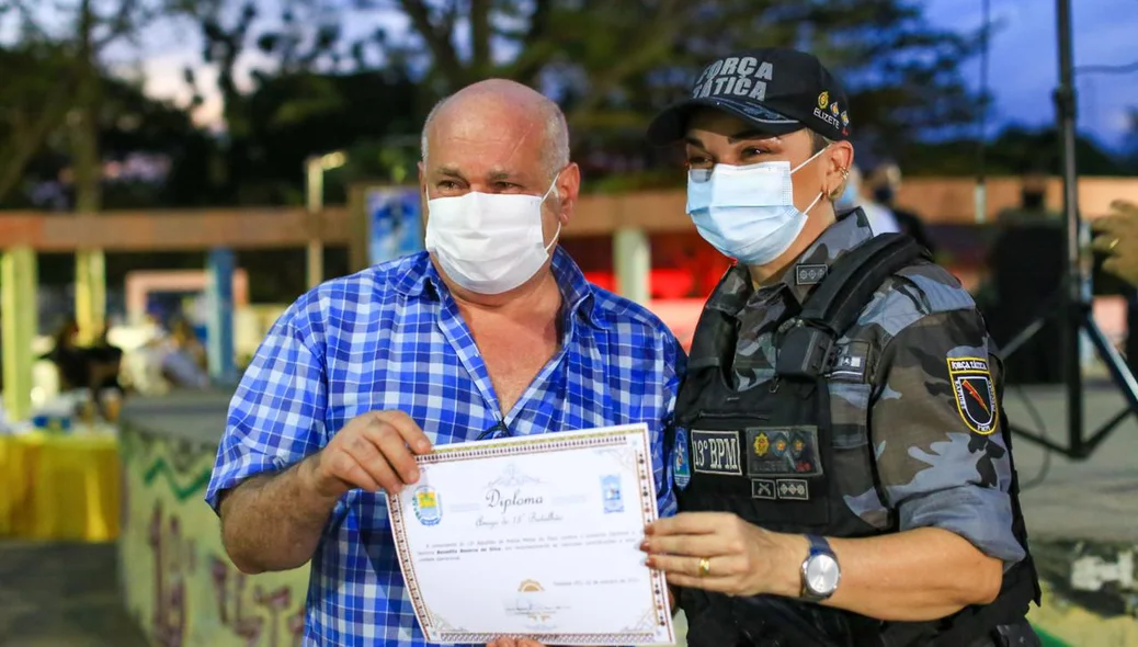 Homem recebendo homenagem do 13° BPM