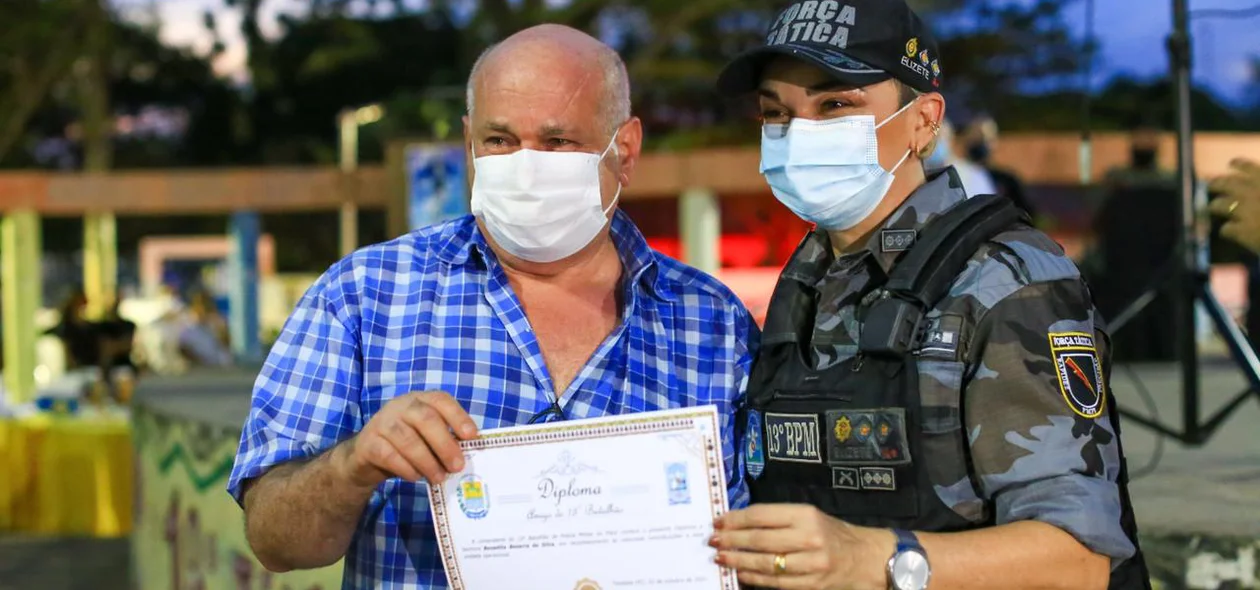 Homem recebendo homenagem do 13° BPM