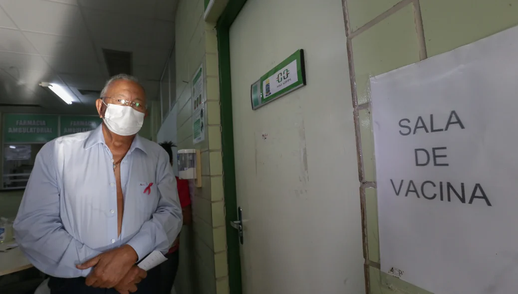 Prefeito aguardando sua vez para tomar a vacina
