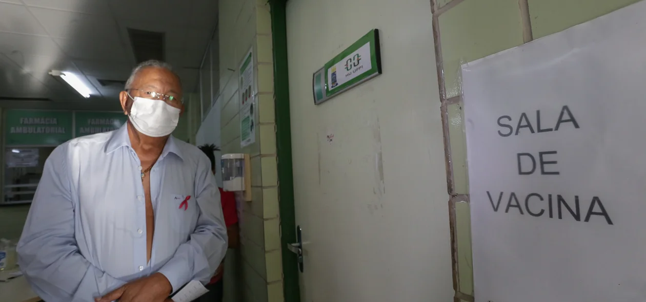 Prefeito aguardando sua vez para tomar a vacina