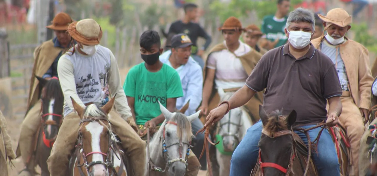 Prefeito de Zé Henrique durante cavalgada