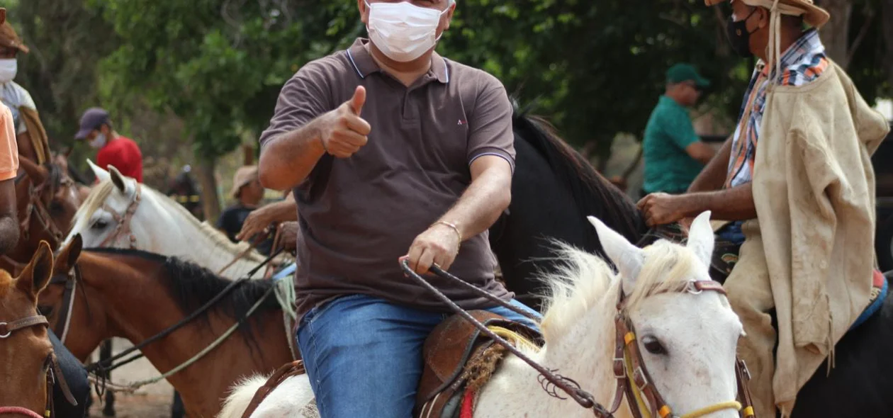 Prefeito montado no cavalo
