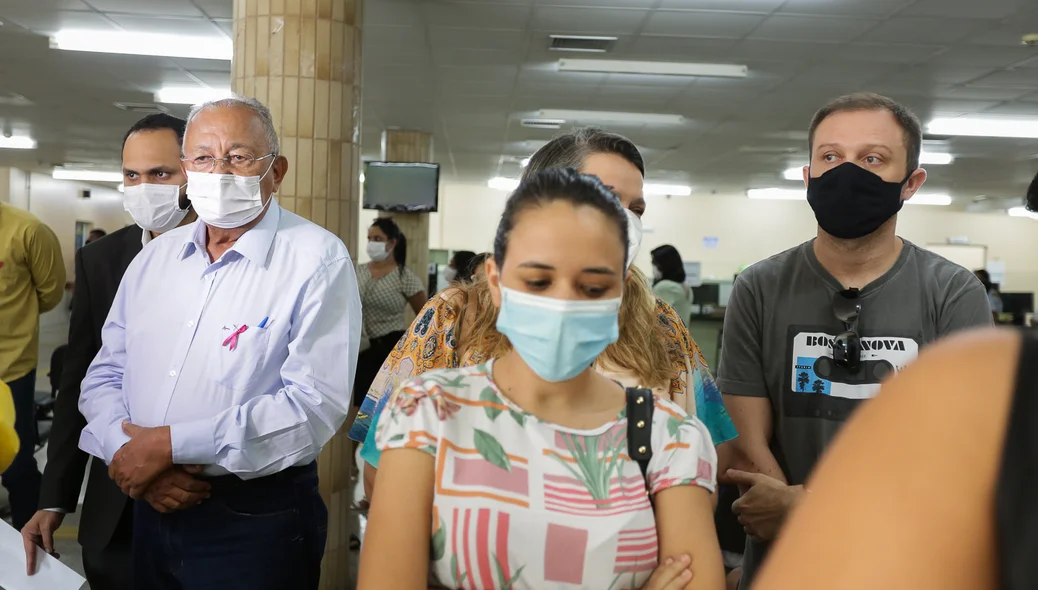 Prefeito na fila para tomar a vacina