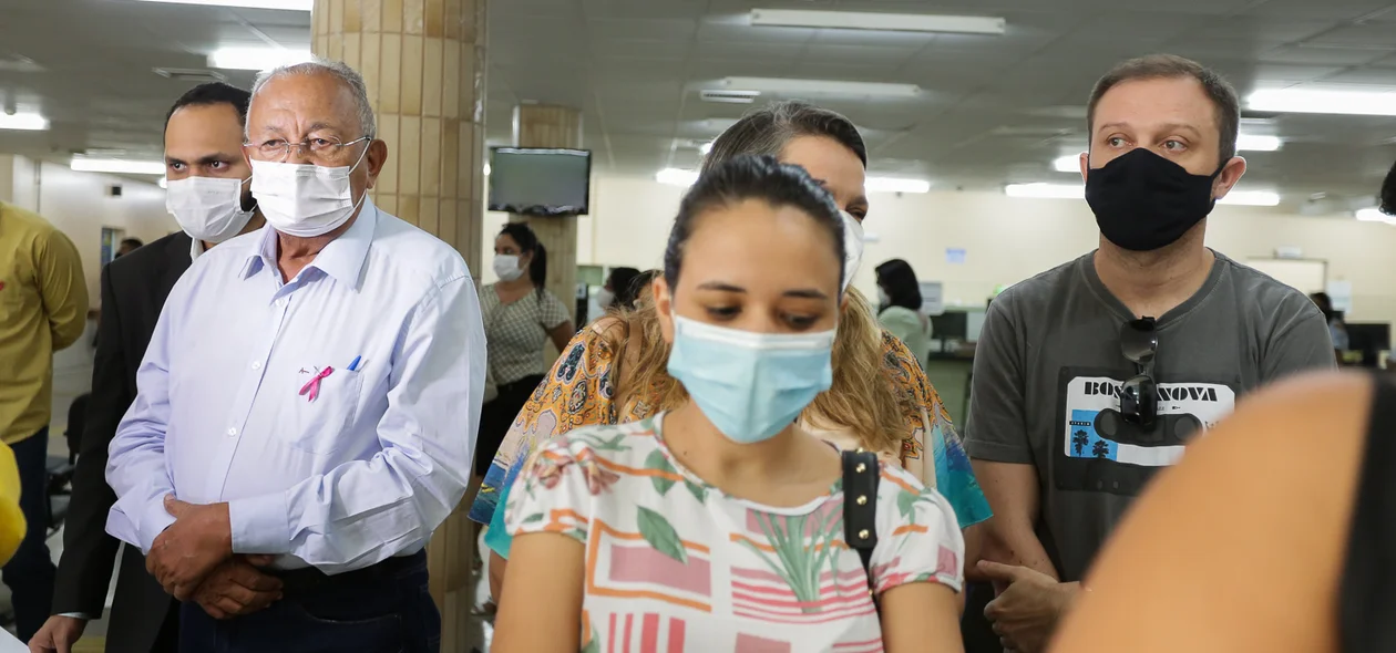 Prefeito na fila para tomar a vacina
